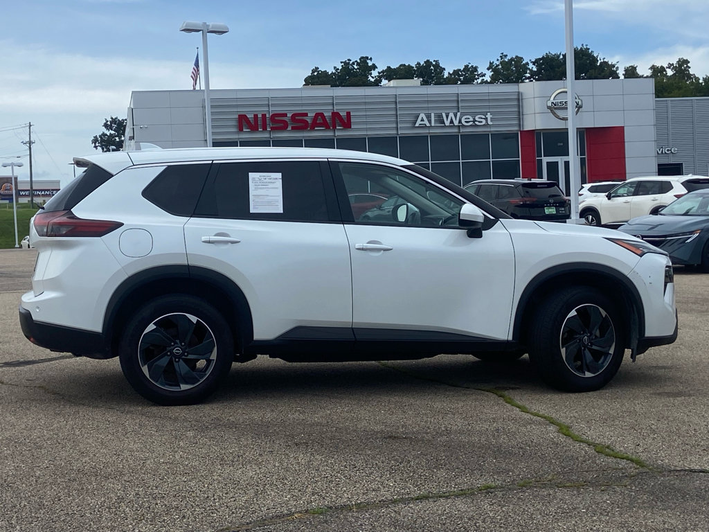 Used 2024 Nissan Rogue SV AWD/4WD image 2
