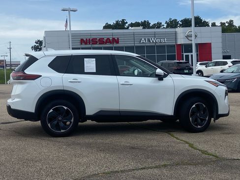 Used 2024 Nissan Rogue SV AWD/4WD image 2