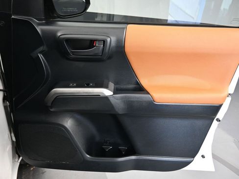 Used 2017 Toyota Tacoma SR5 image 38