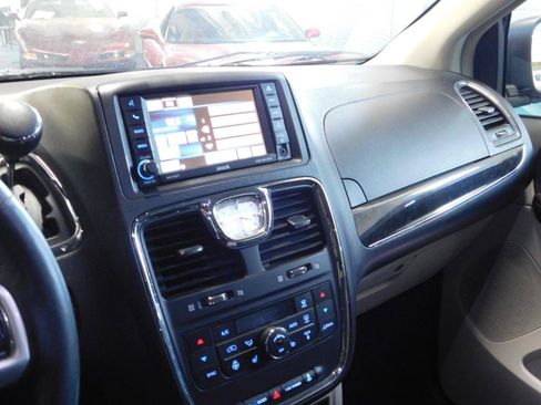 Used 2013 Chrysler Town & Country Touring-L w/ Driver Convenience Group FWD image 4