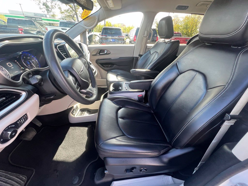 Used 2023 Chrysler Pacifica Touring-L FWD image 18