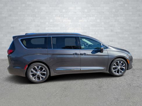 Used 2018 Chrysler Pacifica Limited w/ Advanced Safetytec Group image 4