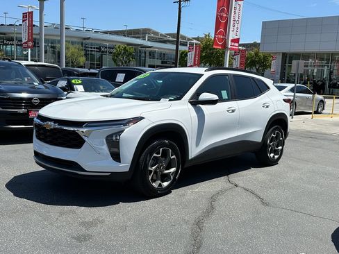 Used 2024 Chevrolet Trax LT FWD image 2