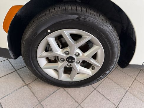 Used 2025 Kia Soul LX w/ LX Technology Package FWD image 24