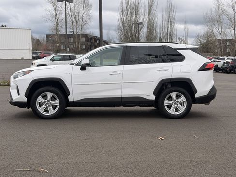 Used 2019 Toyota RAV4 LE w/ Carpet Mat Package image 4