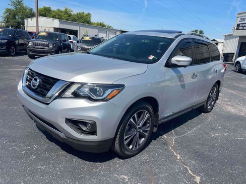 Used 2017 Nissan Pathfinder Platinum w/ Family Entertainment Package AWD/4WD image 3