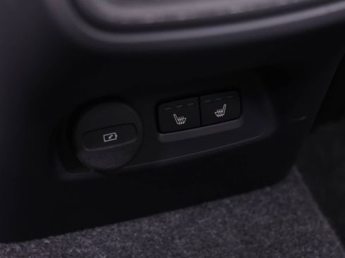 Used 2025 Volvo XC40 B5 Core image 16