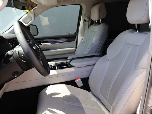 Used 2024 Jeep Wagoneer 4WD w/ Premium Group I image 9