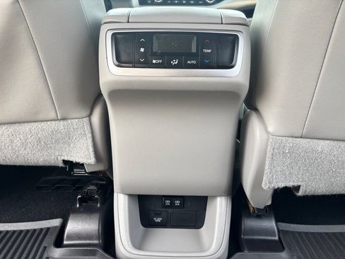 Used 2018 Toyota Highlander XLE FWD image 26