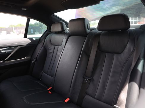 Used 2019 BMW 740i w/ M Sport Package RWD image 11