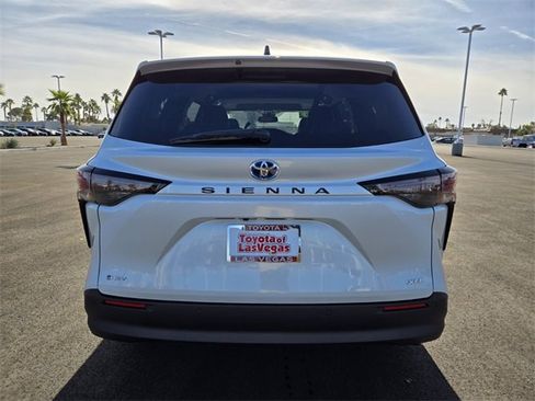 Used 2025 Toyota Sienna XLE image 5