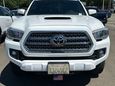 Used 2017 Toyota Tacoma TRD Sport AWD/4WD image 12