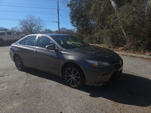 Used 2017 Toyota Camry XSE image 7