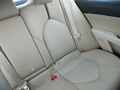 Used 2019 Toyota Camry LE image 14