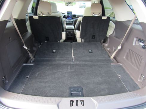 Used 2020 Ford Explorer Platinum w/ Premium Technology Package AWD/4WD image 33