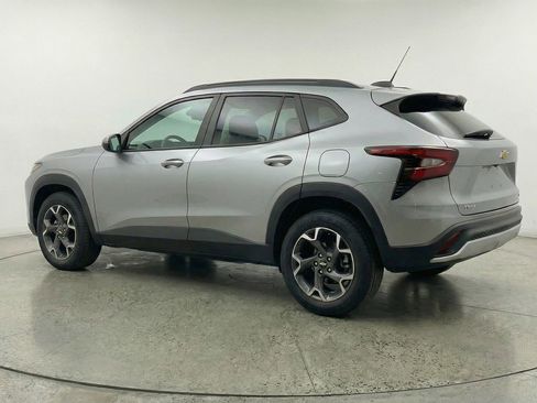 Used 2025 Chevrolet Trax LT w/ LT Convenience Package FWD image 6