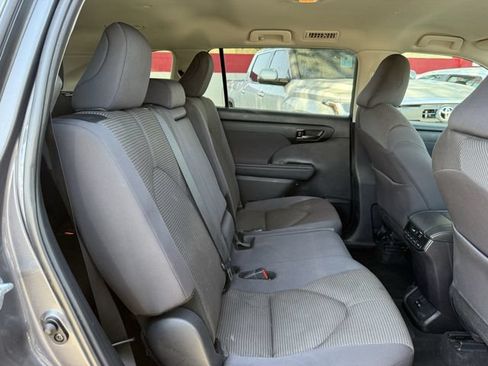 Used 2024 Toyota Highlander LE AWD/4WD image 28
