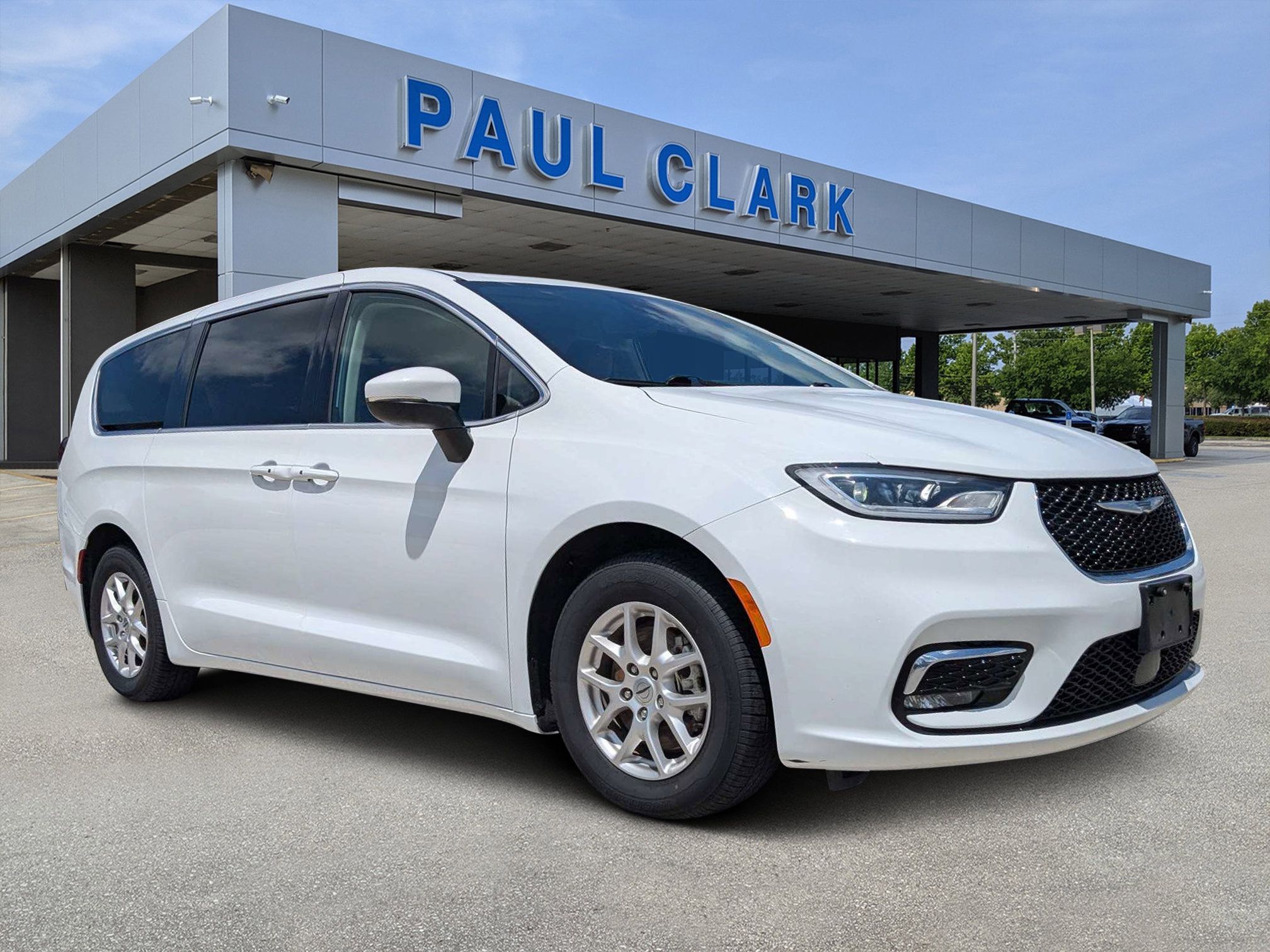 Used 2023 Chrysler Pacifica Touring-L FWD image 1