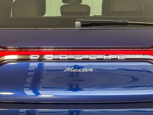 Certified 2025 Porsche Macan image 34