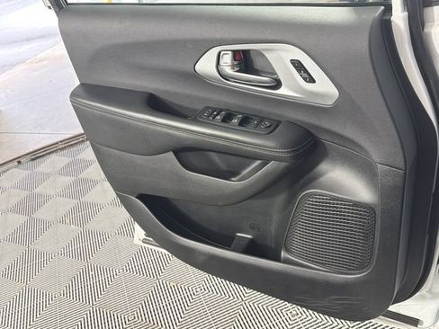 Used 2025 Chrysler Pacifica Limited FWD image 19