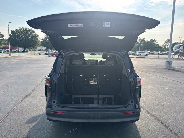 Used 2023 Toyota Sienna XLE FWD image 21