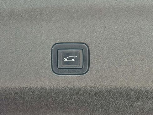 Used 2022 Chevrolet Tahoe Z71 w/ Z71 Off-Road Package AWD/4WD image 9