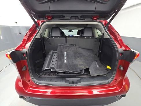 Used 2021 Toyota Highlander XLE image 46