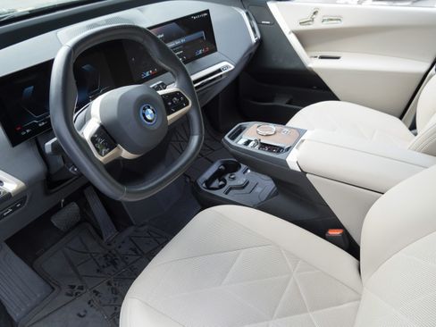 Used 2024 BMW iX xDrive50 w/ Premium Package AWD/4WD image 9