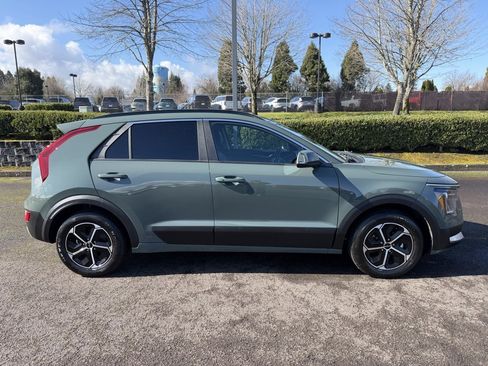 Used 2025 Kia Niro EX image 9