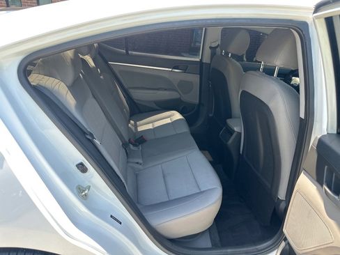 Used 2017 Hyundai Elantra SE FWD image 19