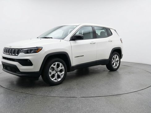 Used 2025 Jeep Compass Latitude image 3