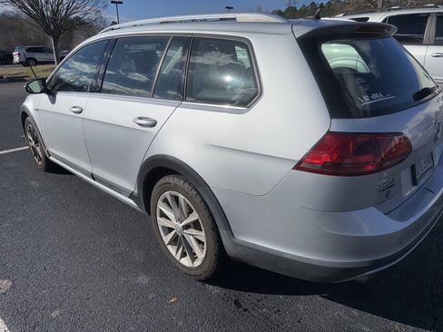 Used 2017 Volkswagen Golf Alltrack SE image 4
