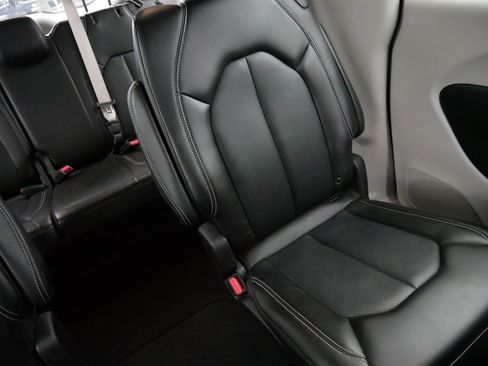 Used 2024 Chrysler Pacifica Touring-L image 14