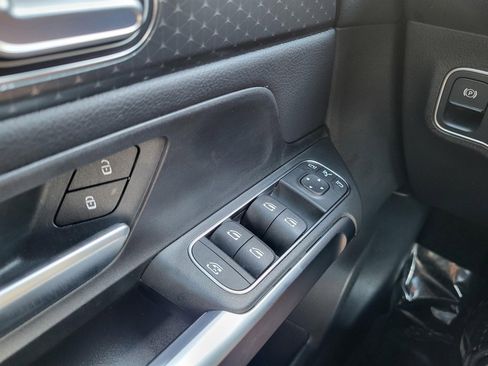 Used 2025 Mercedes-Benz GLB 250 image 25