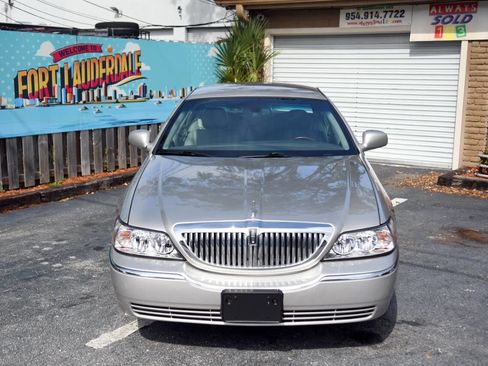 Used 2008 Lincoln Town Car Signature Limited image 2