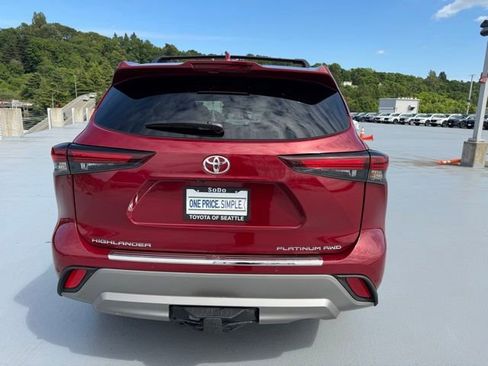Certified 2024 Toyota Highlander Platinum AWD/4WD image 11