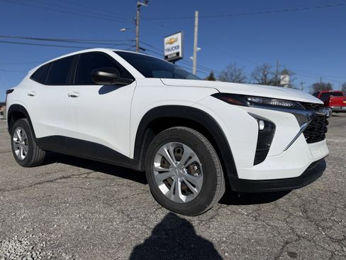 Used 2024 Chevrolet Trax LS image 10