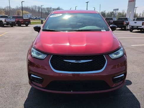 Used 2025 Chrysler Pacifica Select image 4