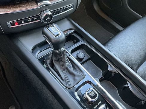 Certified 2021 Volvo XC60 T6 Momentum image 24