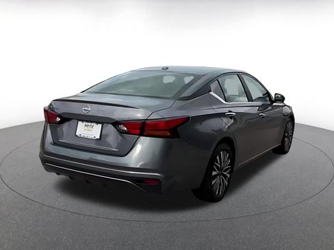 Used 2025 Nissan Altima 2.5 SV FWD image 12