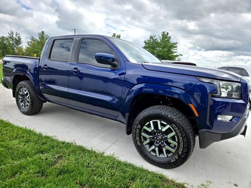 Used 2022 Nissan Frontier SV image 3