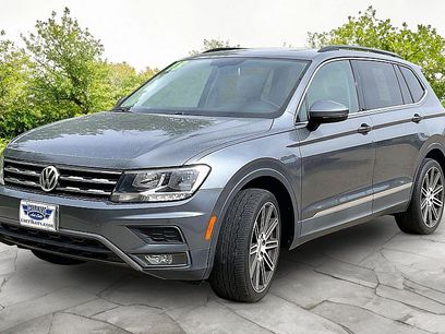 Used 2018 Volkswagen Tiguan SE w/ Panoramic Sunroof Package