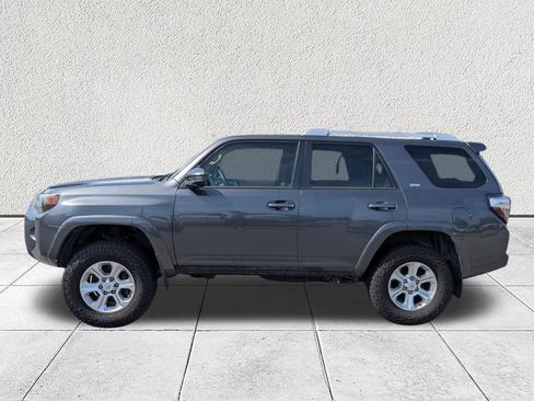 Used 2017 Toyota 4Runner SR5 AWD/4WD image 6