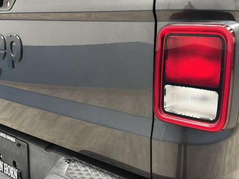Used 2022 Jeep Gladiator Sport AWD/4WD image 38