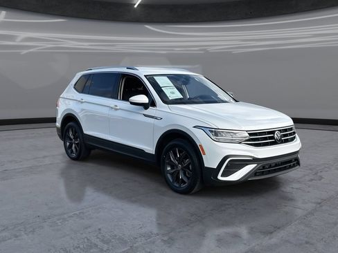 Used 2022 Volkswagen Tiguan SE FWD image 2