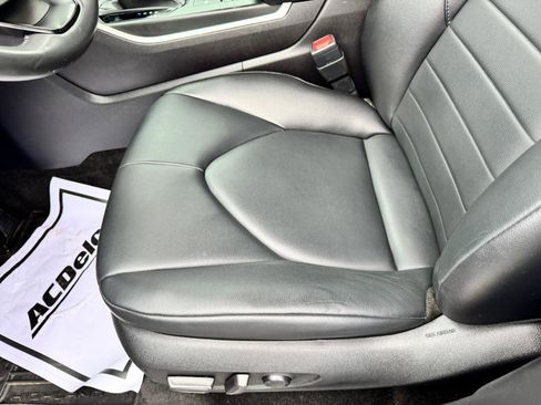 Used 2023 Toyota Highlander XLE image 11