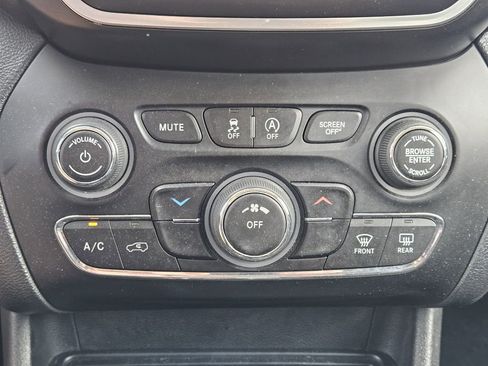 Used 2019 Jeep Cherokee Latitude w/ Popular Appearance Group FWD image 22