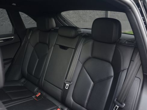 Certified 2018 Porsche Macan image 32