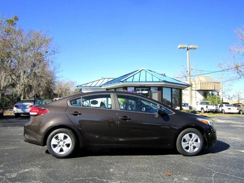 Used 2017 Kia Forte LX w/ LX Popular Package image 8