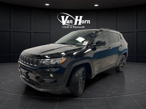 Used 2025 Jeep Compass Latitude w/ Altitude Special Edition AWD/4WD image 3